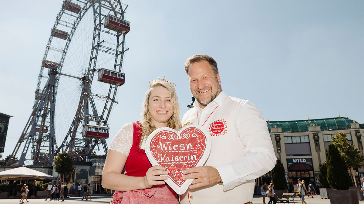 Johann Pittermann, Geschäftsführer der Wiener Kaiser Wiesn mit Sarah Brandstötter, der Wiener Kaiser Wiesn Kaiserin 2025. 