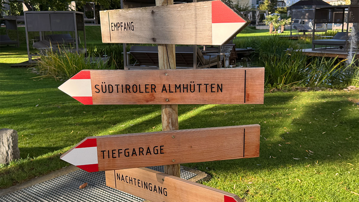 Original Südtiroler Wegweiser im Hotelpark