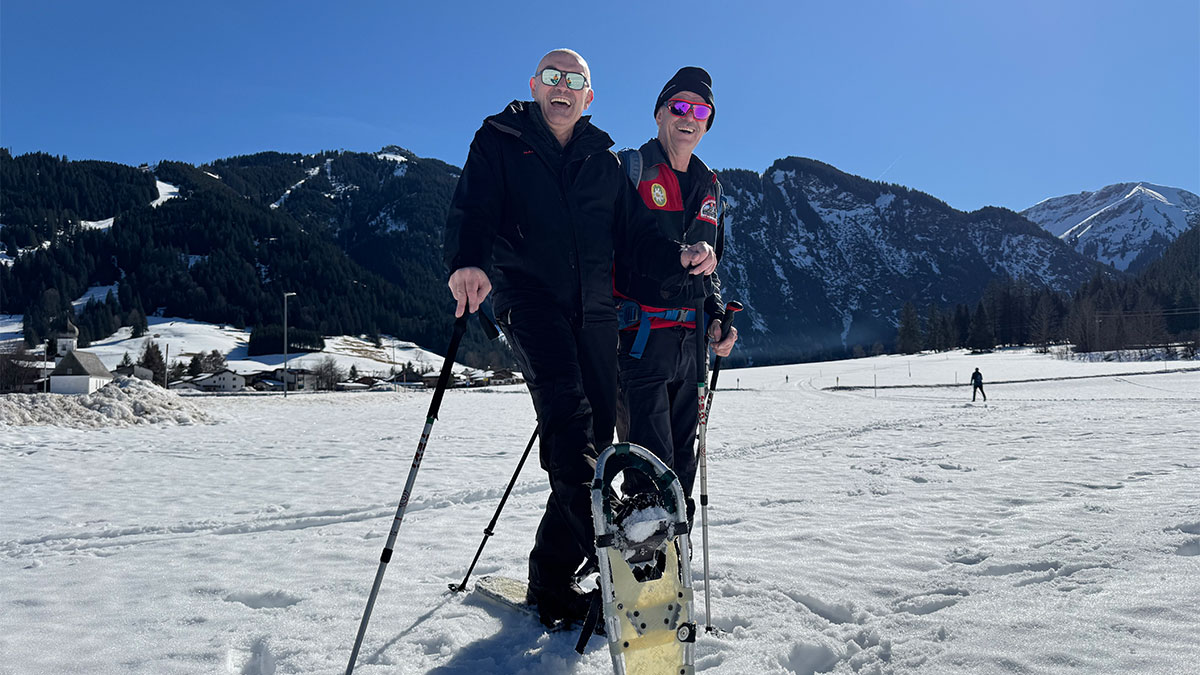 Erste Schneeschuh-Gehversuche des Autors dieser Zeilen mit Guide Elmar (© HOTELmagazin)