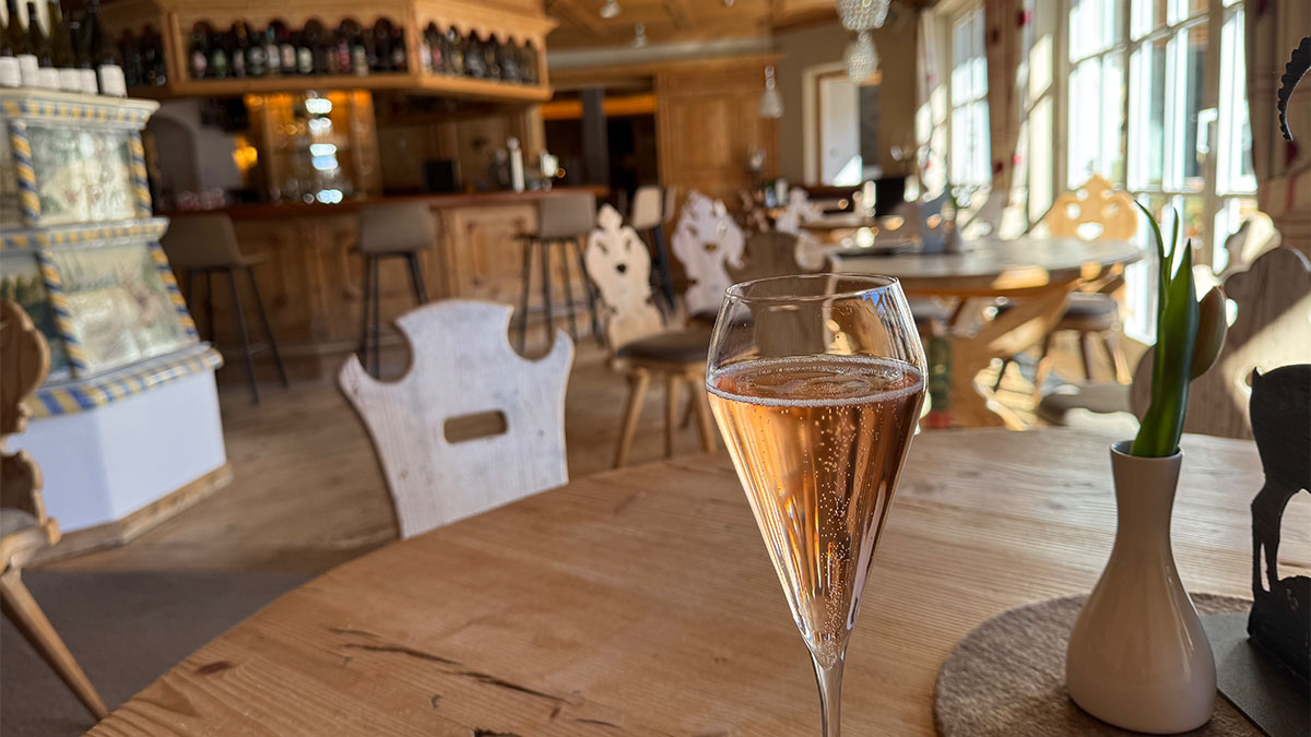Zur Begrüßung ein Cremant (© HOTELmagazin)