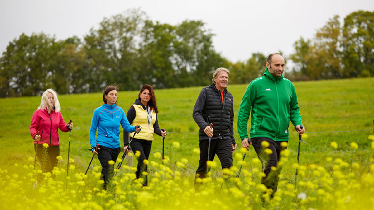 Nordic walking im Vulkanhotel balance & selfness (© Vulkanhotel)